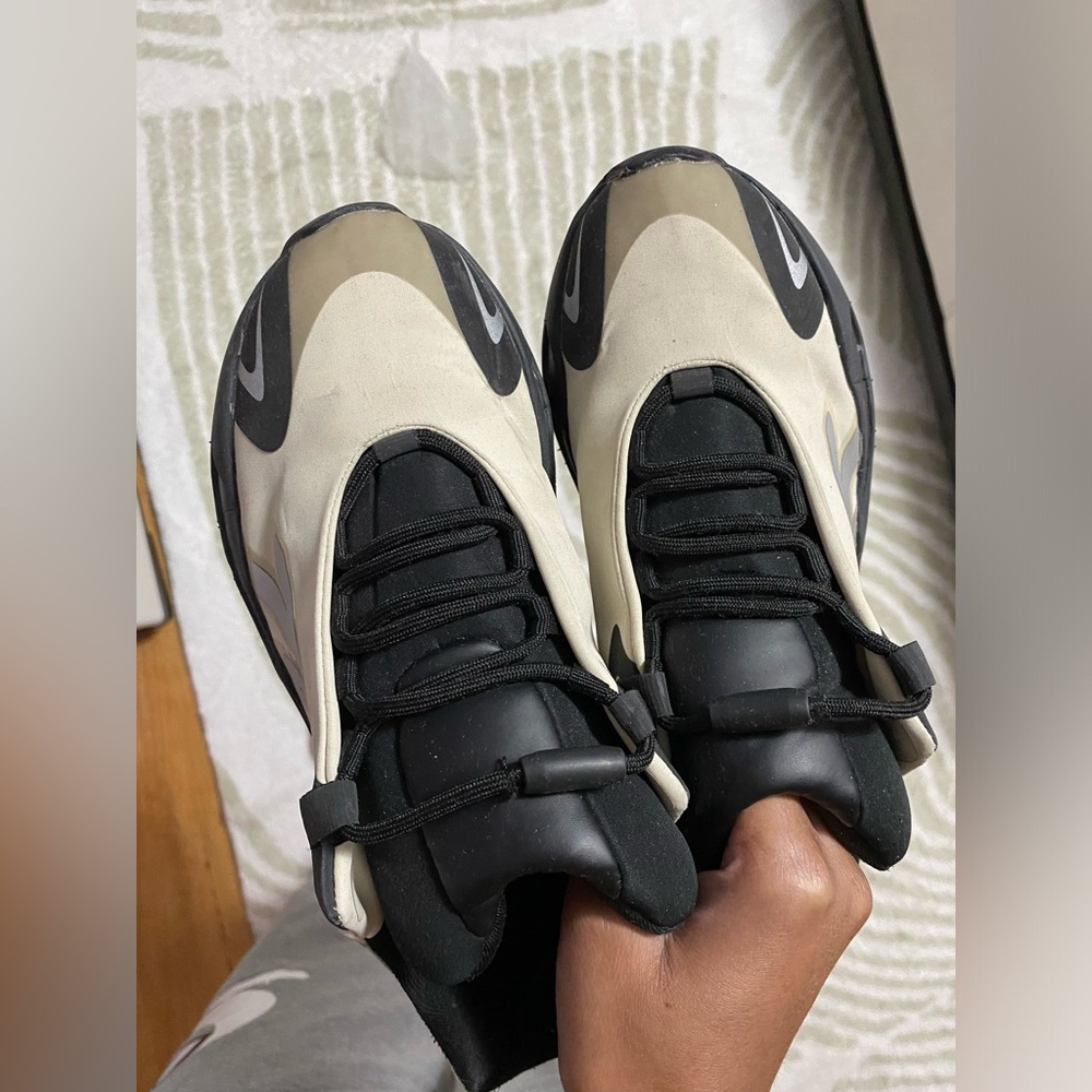 adidas Yeezy Boost 700 MNVN
Bone